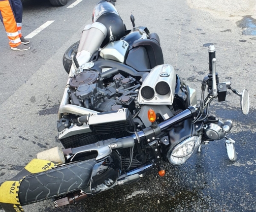 Accident între o motocicletă și o mașină, în Gilău. Două persoane rănite, duse la spital.